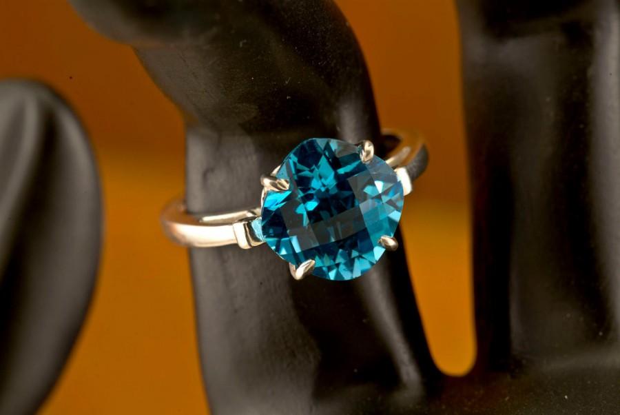 زفاف - Swiss Blue Topaz Unique Engagement Ring, Birthstone Ring, Fleur de Lis Ring, Checker-board Cut, December Birthstone