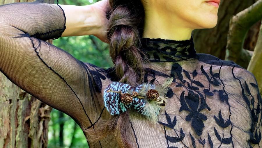 Mariage - Handmade hair clip bows, hair clips, woodland wedding blue hair clip pine cone feathers, cool bow tie, forest hair piece, natural hair clips