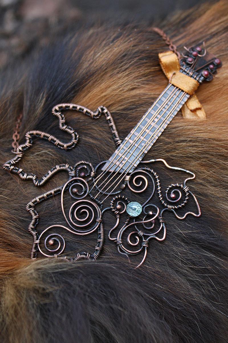 زفاف - Autumn guitar pendant necklace - Maple leaf necklace - Fall pendnat - Music pendant - Rain-drop necklace