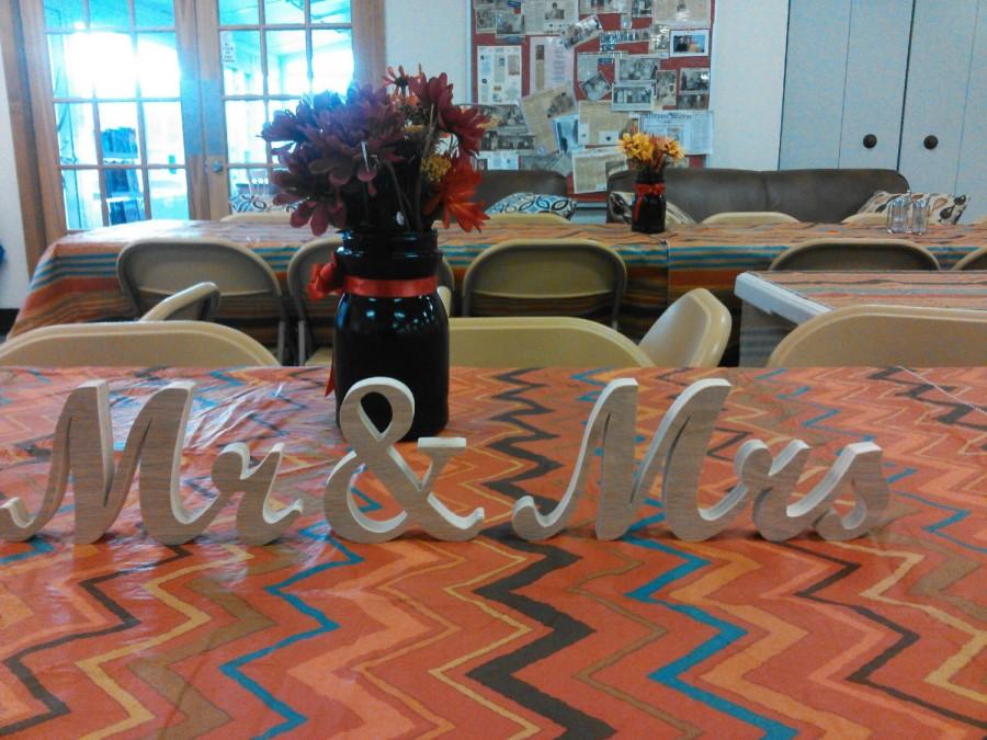 Свадьба - Reserved for Katie Cormier 6 1/2'' high, 3/4" thick. diy Mr. and Mrs. diy sign, sweetheart table sign, wood sign, unpainted sign