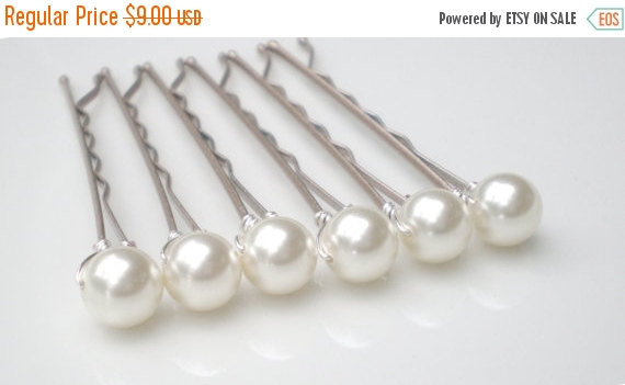 Свадьба - ON SALE White Bridal Pearl Hair Pins... Chic Wedding Bobby Pins Accessory. Gift Bridemaids