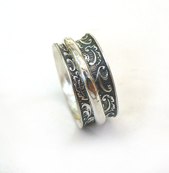 Mariage - Unisex wedding band, meditation ring, oxidized sterling silver base, filigree design, wide silver spinner, elegant handcrafted ring