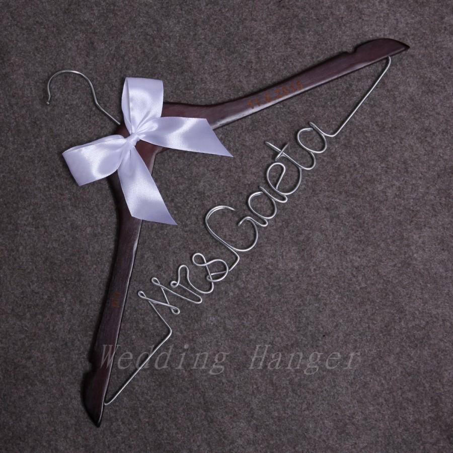 Mariage - Custom Name Wedding Hangers,Personalized Wire Name Wedding,Bride Wedding Hangers, Wire Hanger,Custom wedding hangers,Bridesmaid dress hanger