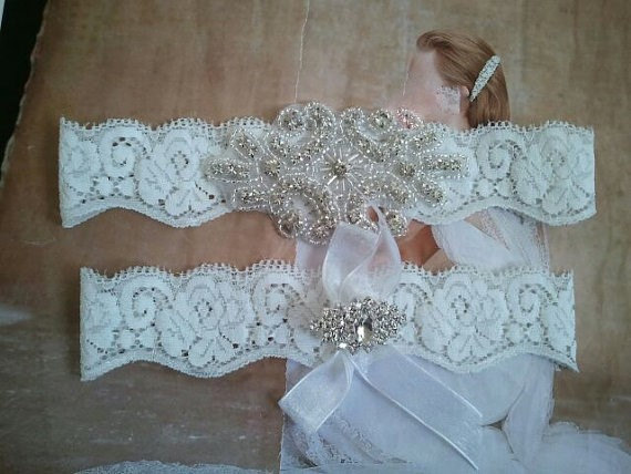 زفاف - SALE - Wedding Garter, Bridal Garter, Garter Set - Crystal Rhinestone on a White Lace - Style G2056