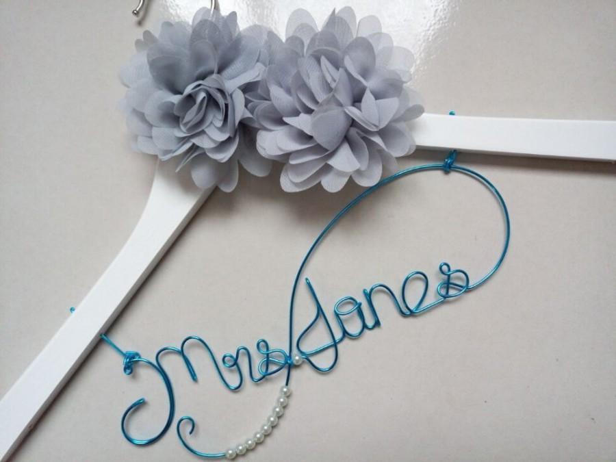 Свадьба - Personalized Deluxe Wedding Hanger, brides hanger,name hangers,bridesmaid hangers,bridal party gifts,bride groom hanger,hanger with flower