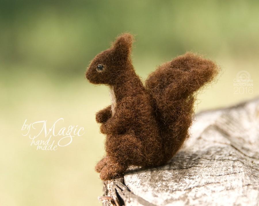 Mariage - Needle felt squirrel, tiny figurine, miniature animal, felted squirrel, small sculpture, felt animals, squirrel toy, tiny artwork, fiber art