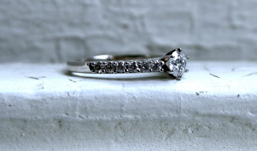 Hochzeit - Vintage 14K White Gold Diamond Engagement Ring.