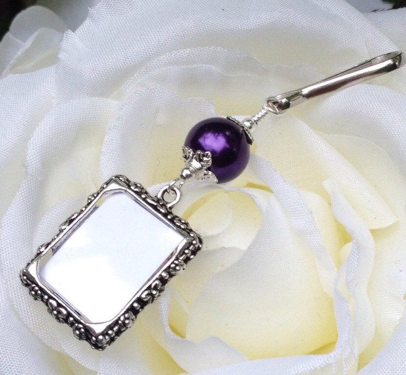 Mariage - Wedding bouquet photo charm w/ Purple or white pearl. Wedding memorial photo charm handmade gift for the bride. Bridal shower gift.