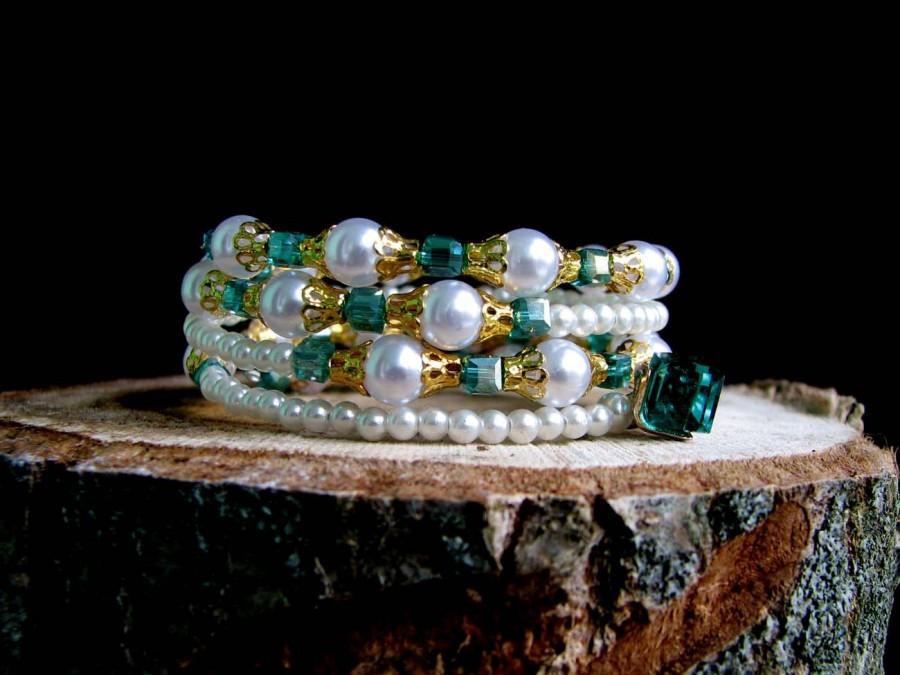 Свадьба - White with a green bracelet for women,wire wrapped bracelet,green crystal bracelet,stackable bracelet,bangle bracelet,beaded bracelet,bangle