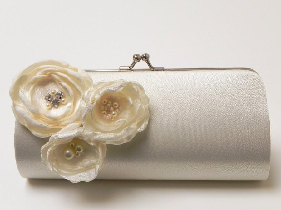 زفاف - Bridal Clutch in Ivory - Bridesmaid Clutch - Kisslock Snap Bouquet Clutch - Ivory Flower Blossoms with Rhinestones