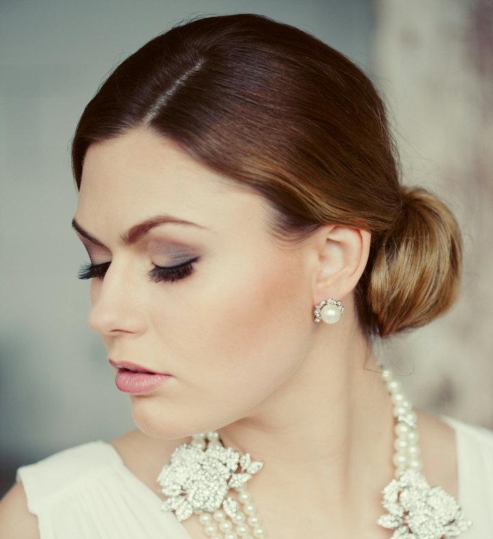 Hochzeit - Wedding pearls stud earrings.  Bridal party. Crystal pearls wedding earrings.  Simple pearl stud earrings. Bridal jewelry. Wedding jewelry.