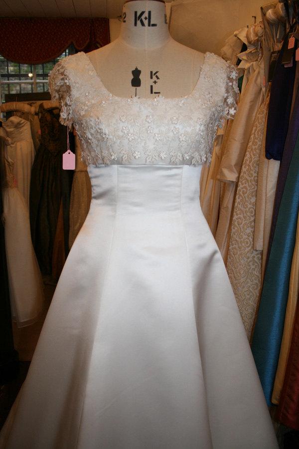 Mariage - Vintage Hand Made Wedding Dress