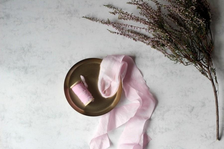 زفاف - Rose quartz hand dyed silk ribbon on wooden spool, plant dyed, 1 inch wide, wedding decoration, photography props, pink luxury silk ribbon