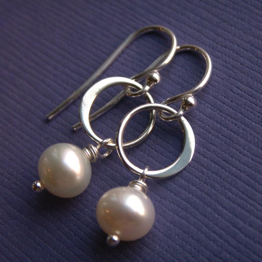 Hochzeit - Bridesmaid pearl earrings, freshwater pearl earrings, eternity circle earrings, ivory white earrings, small dainty earrings, bridesmaid gift