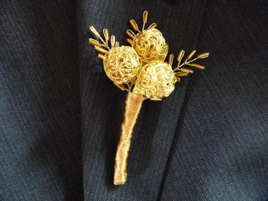 زفاف - Modern gold wire bauble buttonhole, boutonniere for groom, best man, ushers, father of the bride with gold ribbon and seed bead leaves.