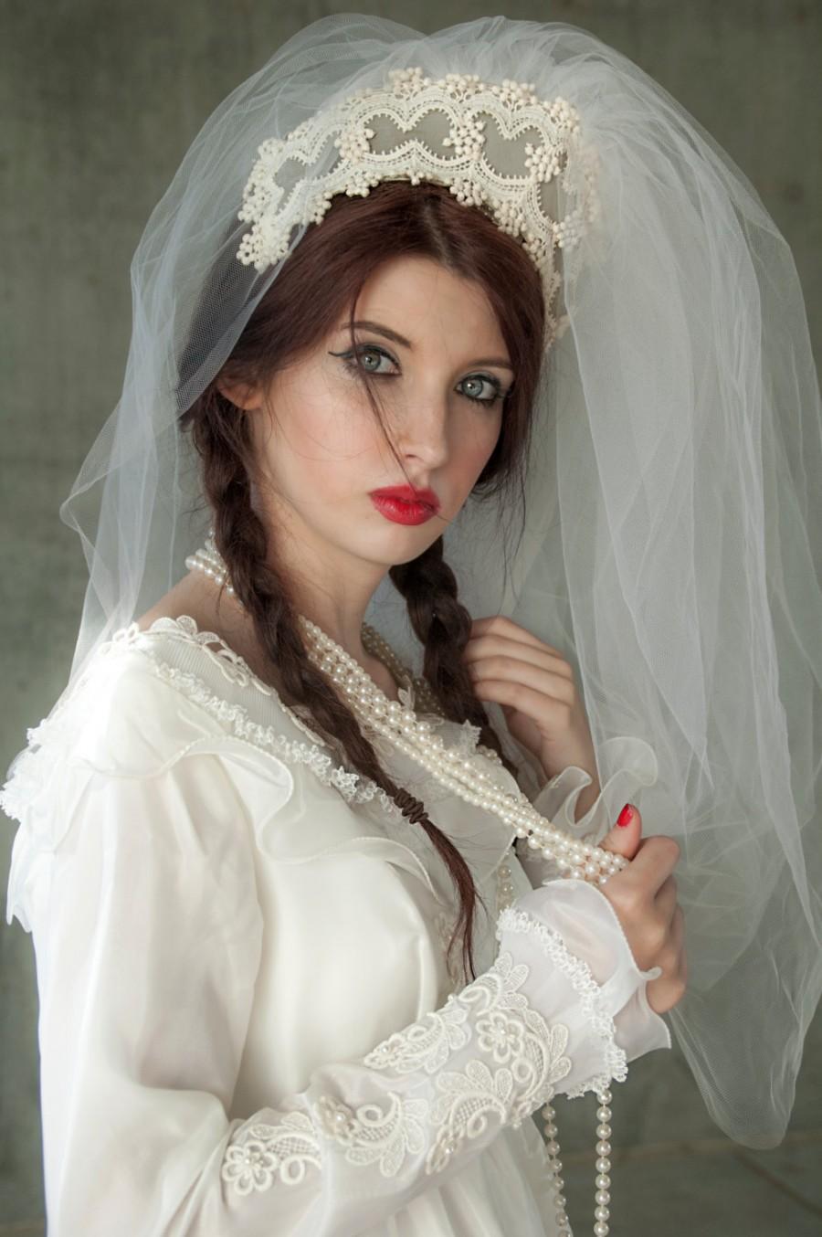 زفاف - Tall wedding veil, white tulle Renaissance-style medieval bridal crown headpiece, 1960s