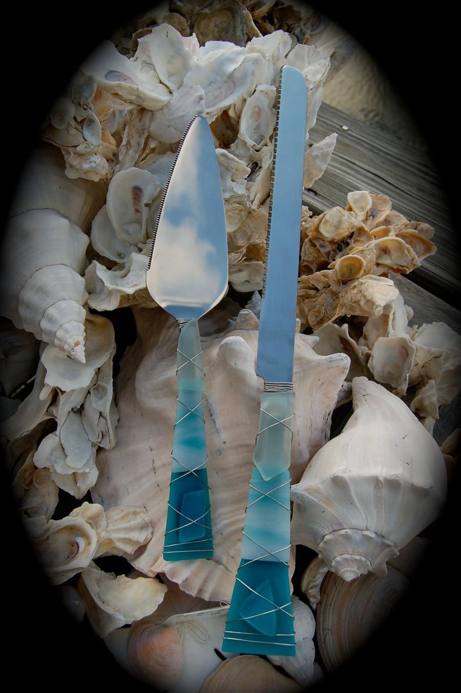 Mariage - Sea Glass Wedding Cake Knife & Server made with Recycled Bottle "Tumbled Island Glass"  in Sea Foam Green Teal. Dishwasher Safe Stainless