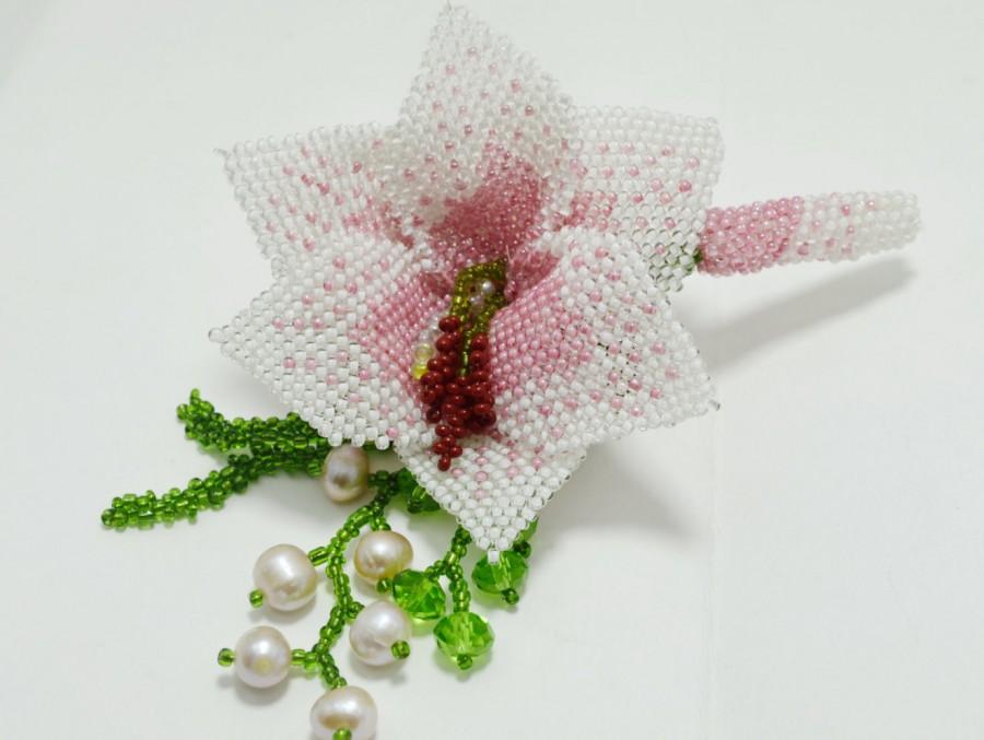 Mariage - Pink and White Lily Seed Bead Wedding Brooch, Bridal Flower Brooch, Groom's Boutonniere, Bridesmaid Floral Beading Brooch, Holiday Brooch
