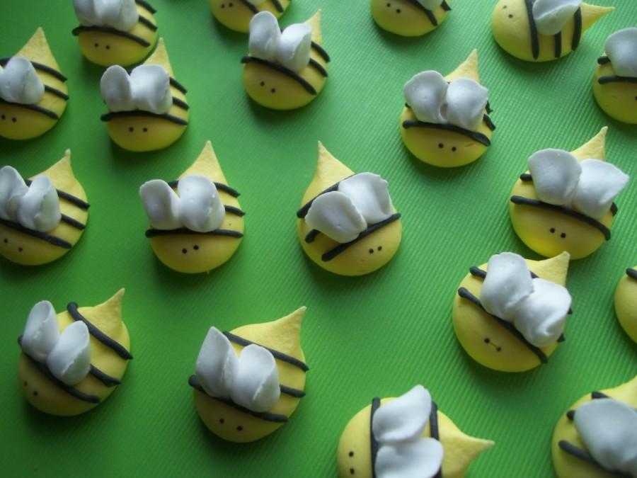 Hochzeit - Royal icing bees  -- Handmade cupcake toppers cake decorations (12 pieces)
