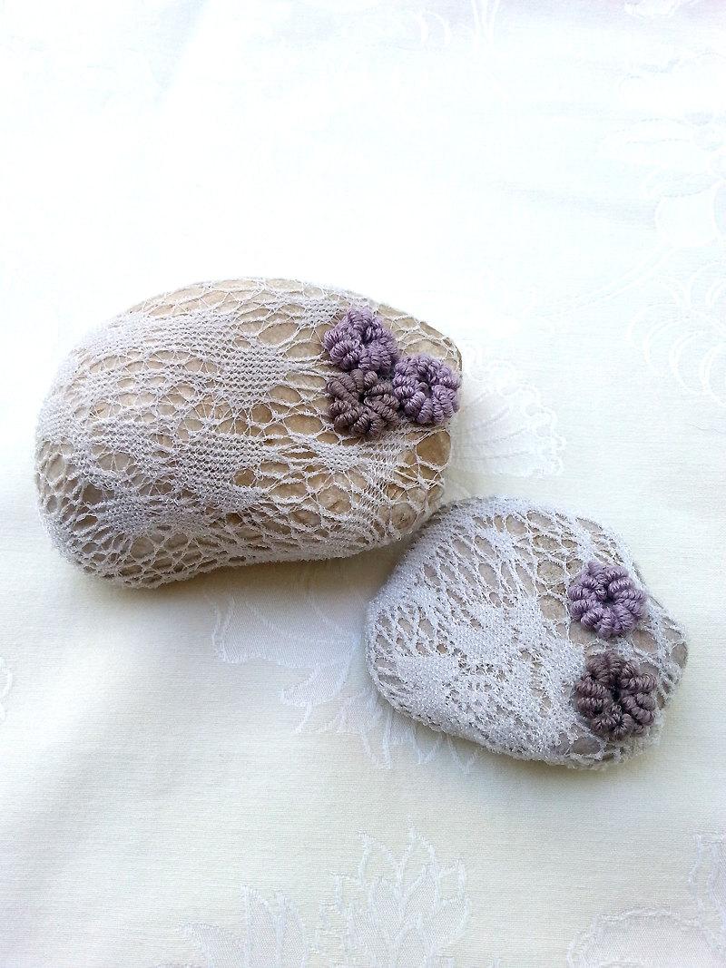 Mariage - Rustic Wedding Favors, Table Decor, Shabby chic Wedding,  Paperweight , Door stop, Upcycled Stone, Crochet Lace Stone