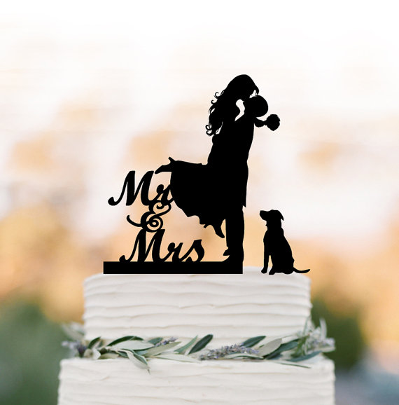 Mariage - Wedding Cake topper mr and mrs. Funny Cake Topper with dog, bride and groom kissing, unique wedding cake topper customized