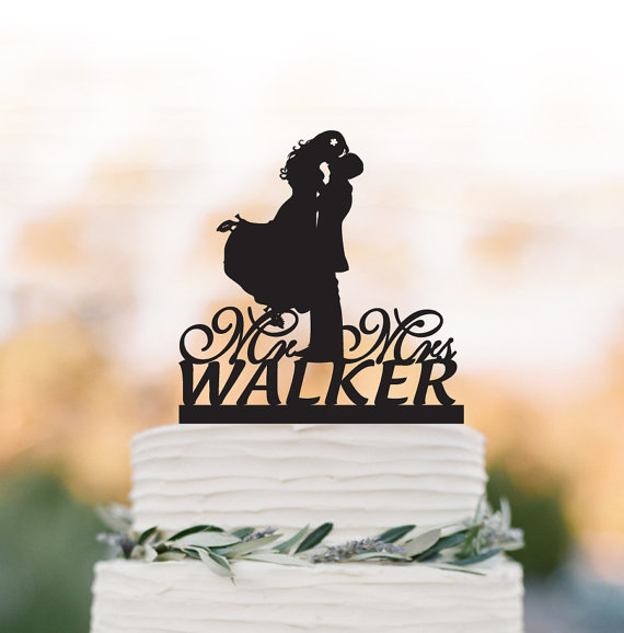 Свадьба - Personalized Wedding Cake topper with dog, Wedding cake topper mr and mrs.Bride and groom silhouette funny cake topper