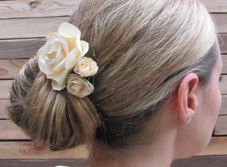 Hochzeit - Ivory white flower wedding comb - bridal hair pin - bridal hair accessories - rustic wedding hair accessories - vintage