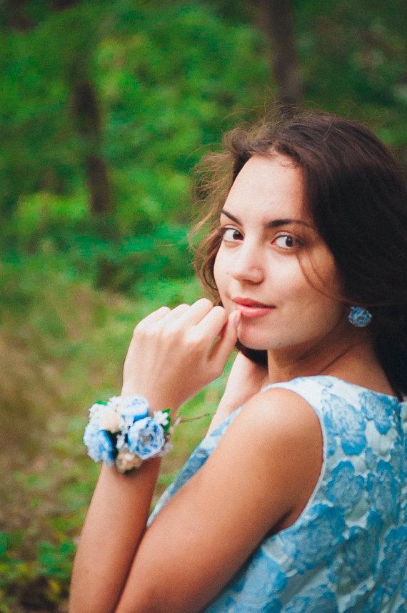 Свадьба - Corsage bracelet, flower corsage bracelet, blue flower bracelet, blue rose bracelet, blue peony bracelet, wedding, polymer clay bracelet