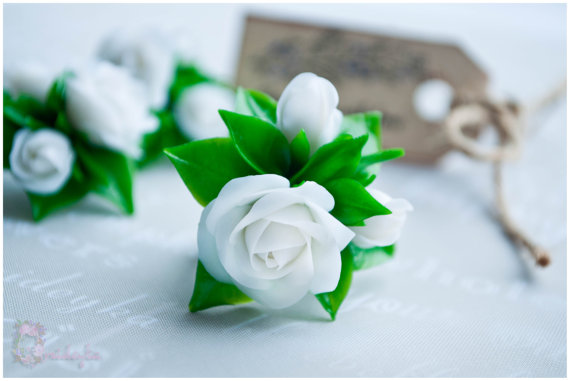 Mariage - White rose jewelry, white rose earrings, white rose ring, white rose and green leaves, floral jewelry, flower jewelry polymer clay roses