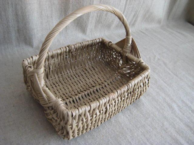 زفاف - Beach Wedding Flower Girl Basket in Warm Sand  / Natural Basket with Sand Dollar Button for Wedding or Home Decor