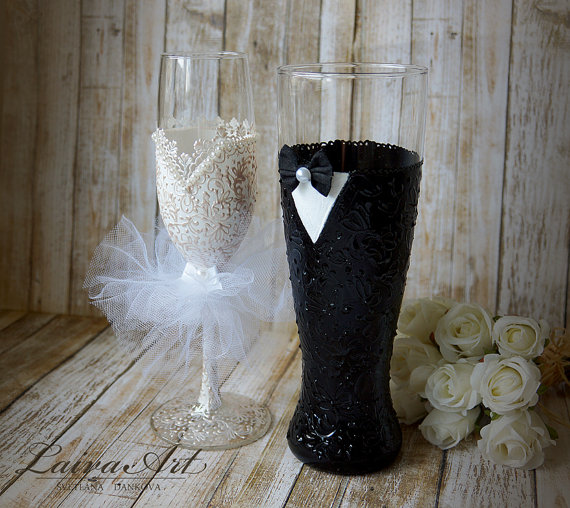 Свадьба - Wedding Champagne Flutes Black & White Wedding Champagne Glasses Wedding Toasting Flutes Bride and Groom