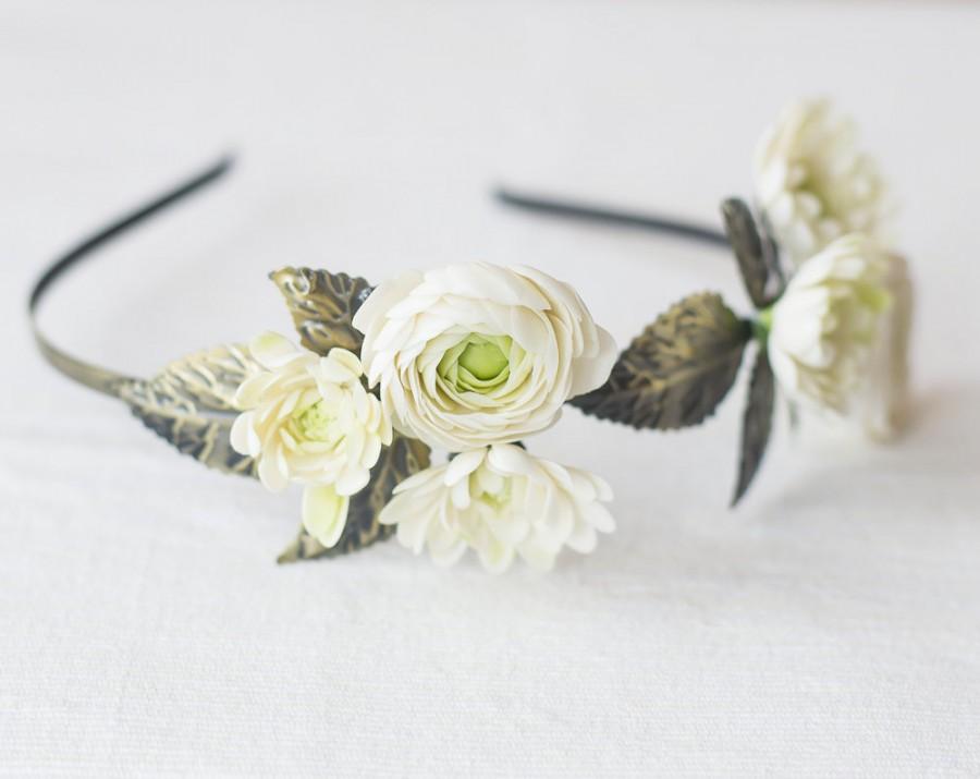 Hochzeit - Bridal floral crown - woodland garden wedding - wedding hair accessory - flower crown - floral headband - ranunculus, dahlia, leaves