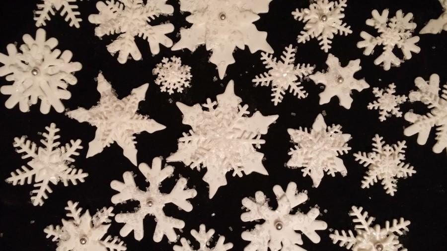 Hochzeit - 24 Edible SNOWFLAKES / SPARKLY / any color /sugar / gum paste / fondant / various layers / cake decorations or cupcake toppers