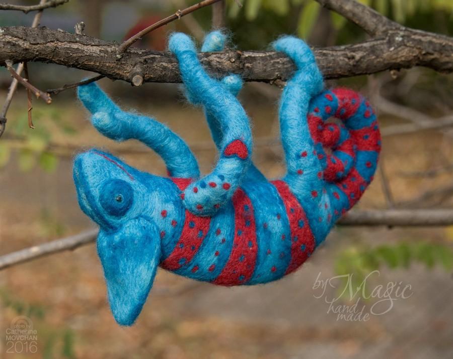 Hochzeit - Needle felt chameleon, wool toy, chameleon toy, custom sculpture, felted reptile, soft animal toy, chameleon art