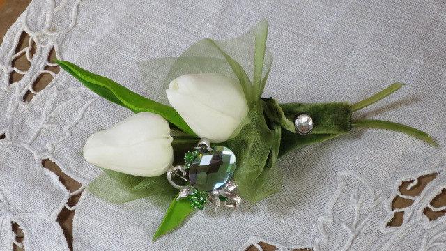 Hochzeit - Brooch Boutonniere Real Touch White Tulip Green Gem Grooms Bout Moss 1940s  Vintage Velvet  Buttonhole Usher boutonniere Prom bout