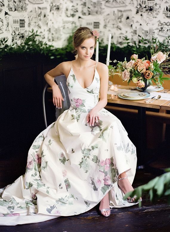Hochzeit - 17 Floral Wedding Dresses Show Off Your Fashion Taste