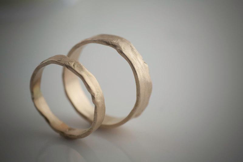 زفاف - Melted Wedding Band Recycled Hand Forged 14k Yellow Gold Ring Band Eco Friendly Metal