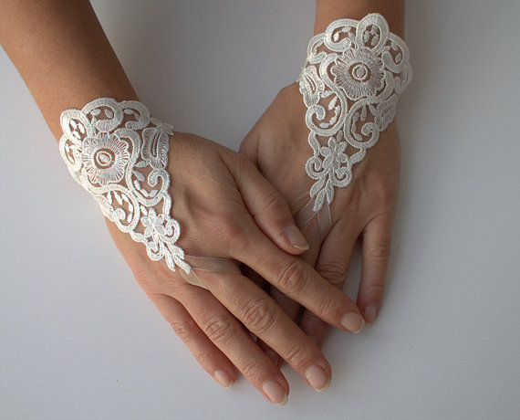 Hochzeit - Ivory wedding glove, Lace Glove, Bridal Gloves, ivory lace glove, fingerless gloves, bridal cuff,