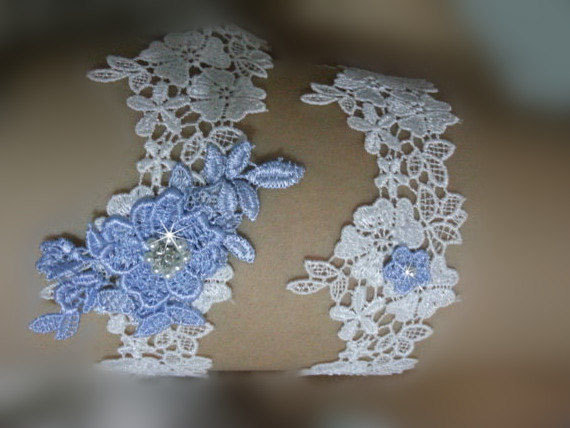 Свадьба - bridal garter set, wedding garter, white lace garter, bride garter, vintage garter, rhinestone garter, something blue garter