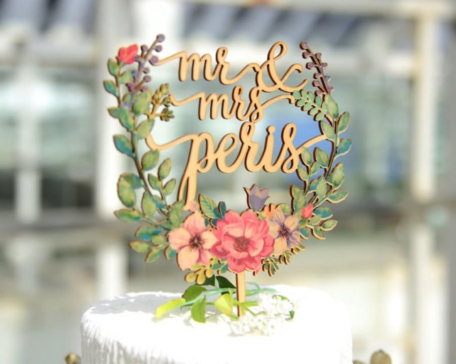 Mariage - Personalized Wedding Cake Topper, Custom Linden Wood Mr and Mrs Cake Topper with flower Wreath, Cake Topper Personalized with YOUR Name #149