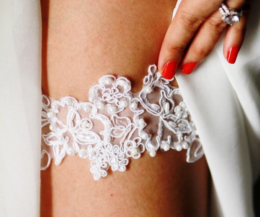 Свадьба - Wedding Garter Bridal Garter Belt - Soft White Ivory Beaded Flower Garter - Vintage Bridal Keepsake Garter Prom Garter