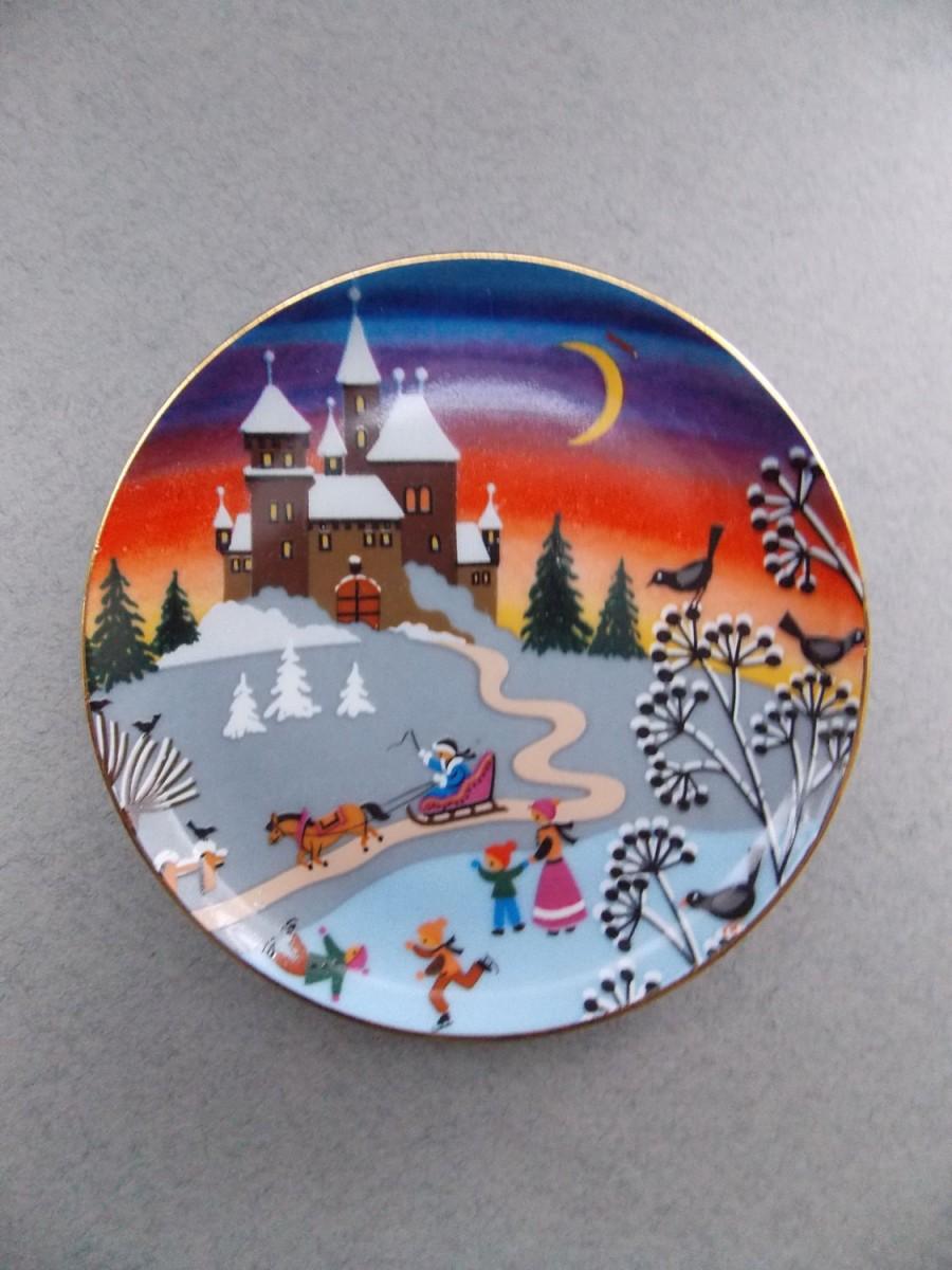 Свадьба - Christmas story. Vintage porcelain plate. Wall decor. Beautiful and pretty vintage wall decor porcelain plate. Manufacture. Retro