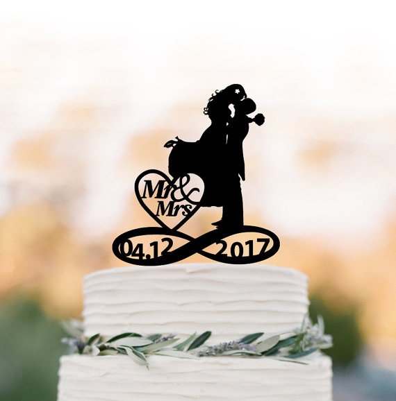 Hochzeit - Mr and Mrs Wedding Cake topper with bride and groom silhouette, custom date in infinity wedding cake topper funny