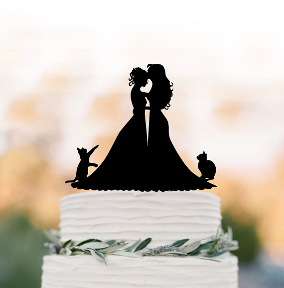 Свадьба - Lesbian wedding cake topper with cat. same sex wedding Cake Topper, couple silhouette cake topper, mrs and mrs wedding cake top decoration