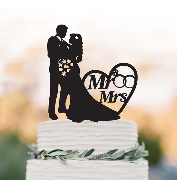 Свадьба - Mr And Mrs Wedding Cake topper with rings and heart decor, Bride and groom silhouette funny wedding cake topper, Funny Wedding cake topper