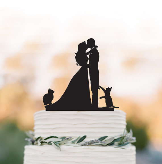 Mariage - Bride and Groom Wedding Cake topper with cats, groom kissing bride funny cake topper. unique wedding cake topper,acrylic cake topper