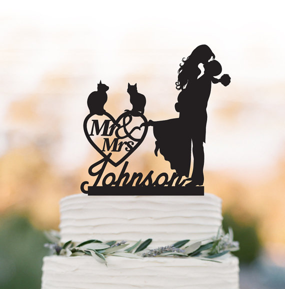 Mariage - Personalized Wedding Cake topper with cat, groom lifting bride with mr and mrs cake topper. custom wedding cake topper with heart decor
