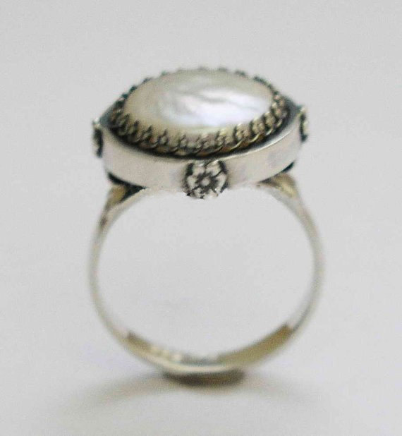 زفاف - Sterling Silver Ring, coin pearl ring, single pearl ring, engagement ring, wedding ring, bridal jewelry, Victorian ring - Snow White. R1247