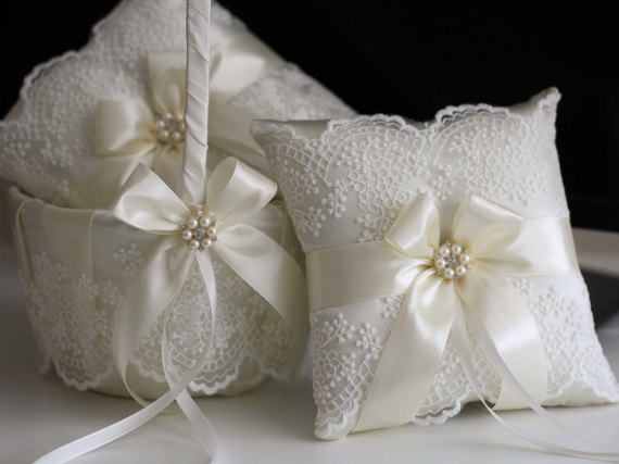 Свадьба - Ivory Lace Wedding Pillow Basket Accessories Set  Ivory Lace Flower Girl Basket and Ring bearer Pillow  Beige Wedding Pillow Basket Set