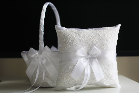 زفاف - White Wedding Ring Pillow Basket Set  White Lace ring bearer pillow   white flower girl basket  Ring holder with bow and lace